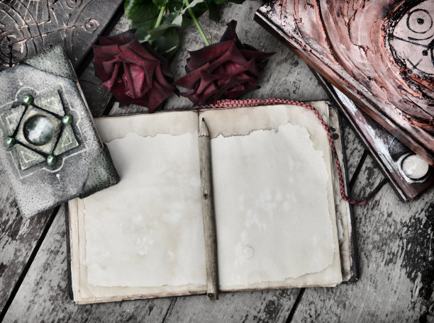 静物与旧书破旧的纸页，装饰封面和玫瑰木板。图片下载