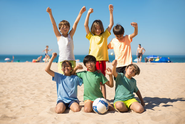 海滩上快乐的十几岁男孩朋友的肖像图片下载