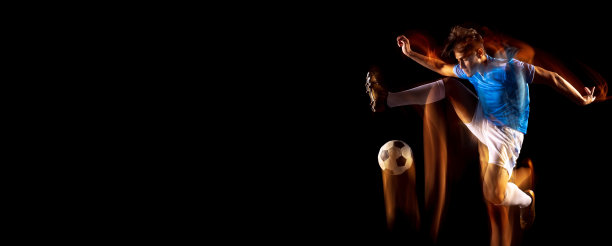 全身像的年轻运动员，足球足球运动员训练孤立在黑色背景混合光。摩天观景轮图片下载