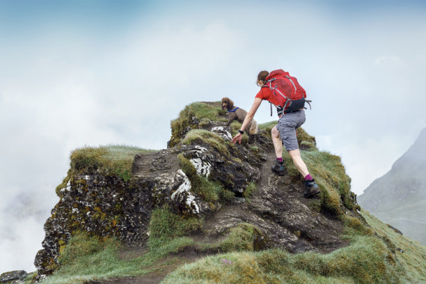 一名女性徒步旅行者正在爬过泰湖附近的Meall Garbh山顶图片下载