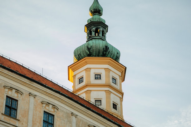 米库洛夫，南摩拉维亚地区，捷克共和国，2021年7月5日:在阳光灿烂的夏夜，巴洛克城堡或城堡，岩石上有塔，被花园包围，市中心的中世纪建筑。图片下载