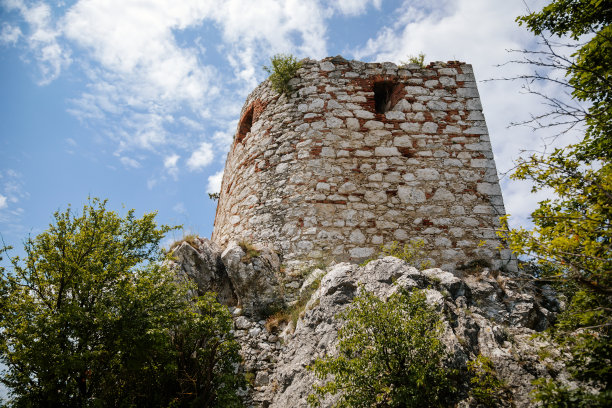 米库洛夫，南摩拉维亚地区，捷克共和国，2021年7月5日:Kozi Hradek文艺复兴时期的两层防御炮塔废墟，现在在阳光明媚的夏日，山上有一个观景台。图片下载