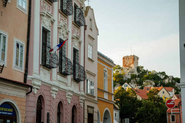 米库洛夫，南摩拉维亚地区，捷克共和国，2021年7月5日:阳光明媚的夏日，山上的Kozi Hradek文艺复兴防御塔遗址，带有画廊，巴洛克和文艺复兴历史建筑。图片下载