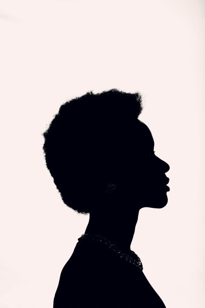 特写非洲裔美国妇女与非洲式发型在白色工作室背景图片下载