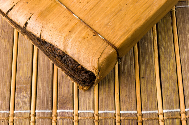 中国压普洱茶用竹叶包装在竹席上，特写、微缩图片下载