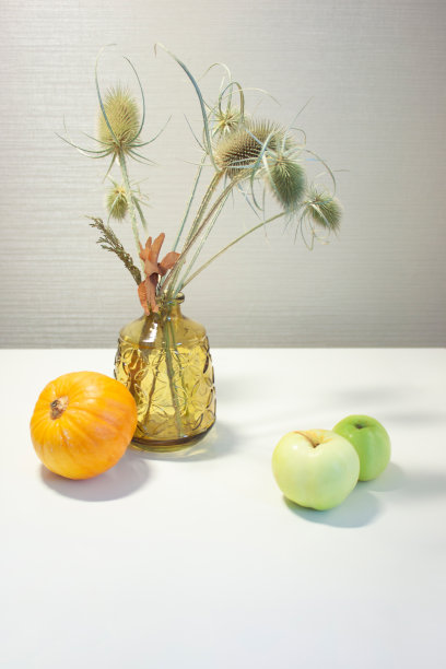 南瓜，装着续舌和青苹果的玻璃花瓶。秋天的背景。感恩节的背景。自然的礼物。收割。有选择性的重点图片下载