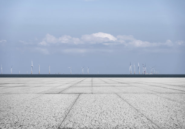 空荡荡的广场和海上风力发电场图片下载