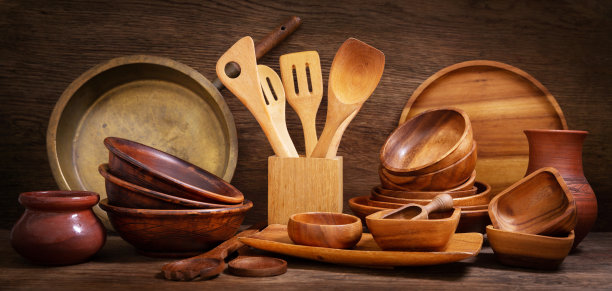 木制背景上的厨房用具图片下载