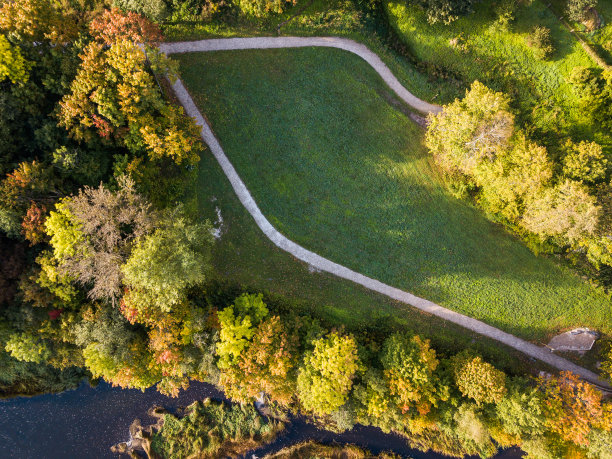 鸟瞰图公园与五颜六色的树木在阳光明媚的秋天早晨，Kuldiga，拉脱维亚图片下载