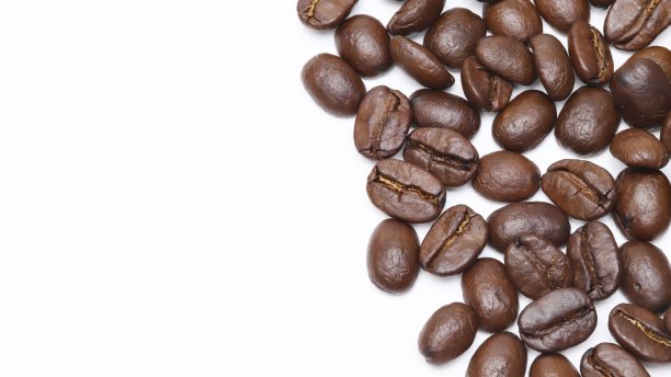 白色背景上的咖啡豆图片下载