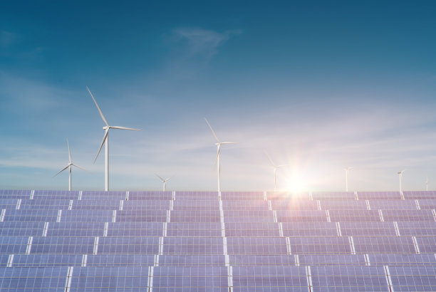 带有风力涡轮机的太阳能电池板以蓝天为背景。图片下载
