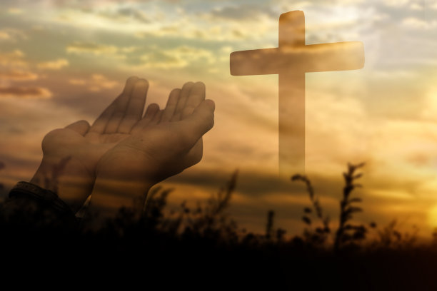 双手张开，掌心向上，敬拜并赞美神。信仰宗教的概念。图片下载