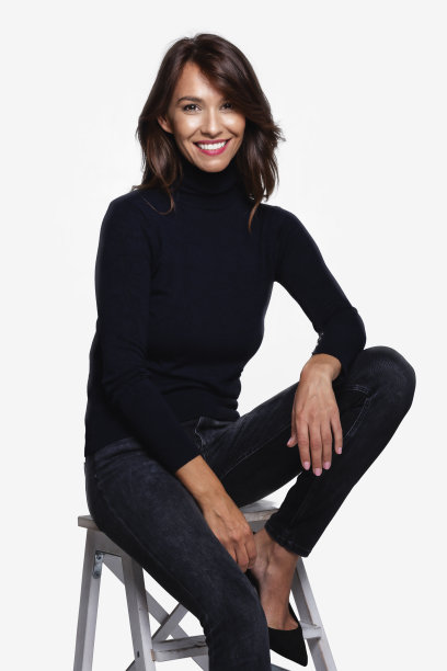 快乐的中年妇女画室肖像，同时放松在孤立的白色背景图片下载