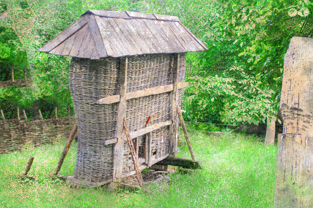 古老的蜂箱。蜂房里的乡村柳条蜂巢。过时的农村建筑。图片下载