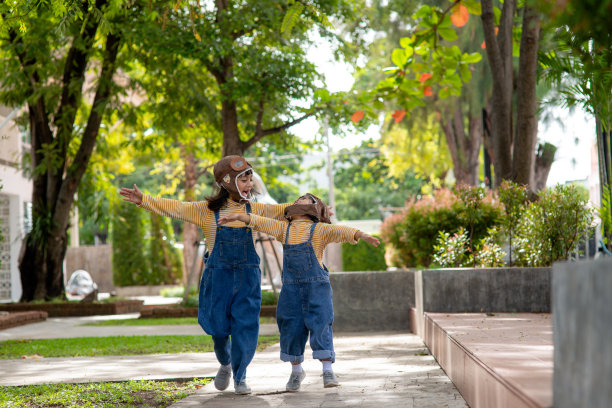 一个可爱的小女孩，戴着飞行员的帽子和眼镜。这孩子梦想成为一名飞行员。图片下载