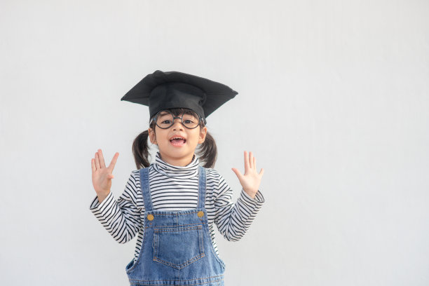 快乐的亚洲学生带着毕业帽毕业图片下载