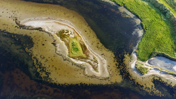 盐沼和海岸线-鸟瞰图图片下载