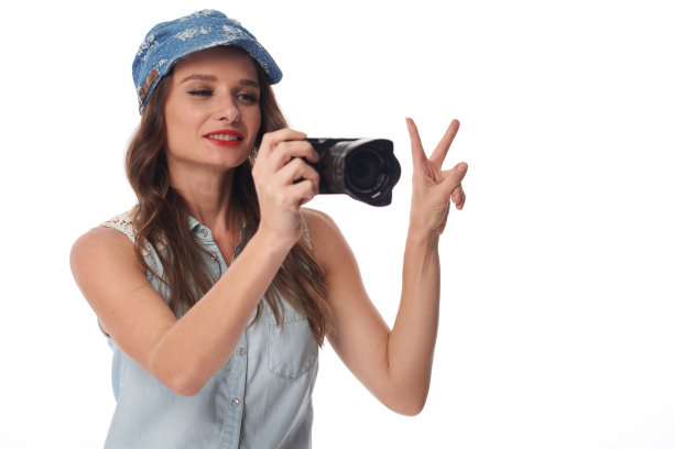 年轻女子在镜头前拍照图片下载