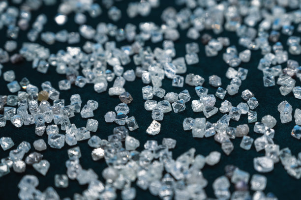 特写照片，透明的钻石散落在天鹅绒上图片下载