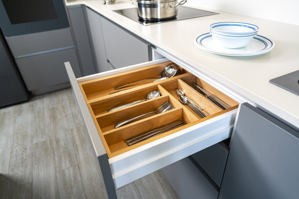 厨房抽屉里有餐具图片下载