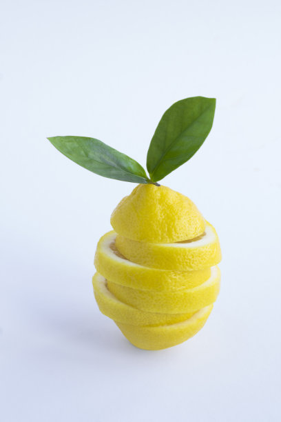 白色背景上平衡的切碎的柠檬特写图片下载