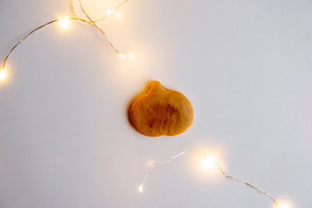 自己动手做万圣节糖果。步骤1，在孤立的背景下是姜面团南瓜的准备图片下载