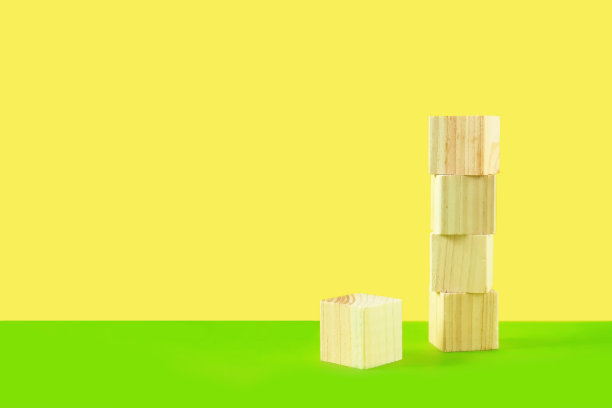 把木块堆起来。图片下载
