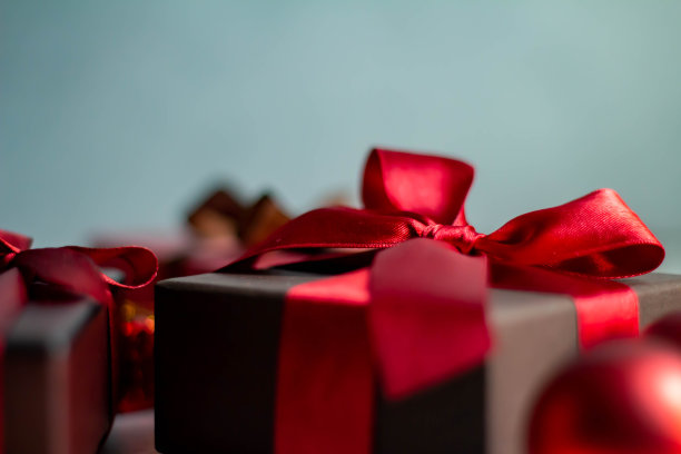 圣诞礼物与红丝带礼品盒图像图片下载
