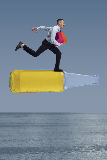 商人在啤酒瓶上奔跑的当代艺术拼贴画。啤酒节的概念图片下载