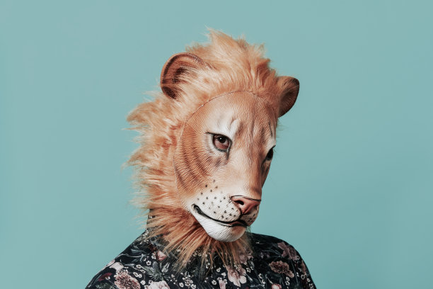 戴着狮子面具的人图片下载