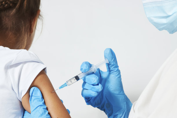 女医生给女孩注射疫苗图片下载