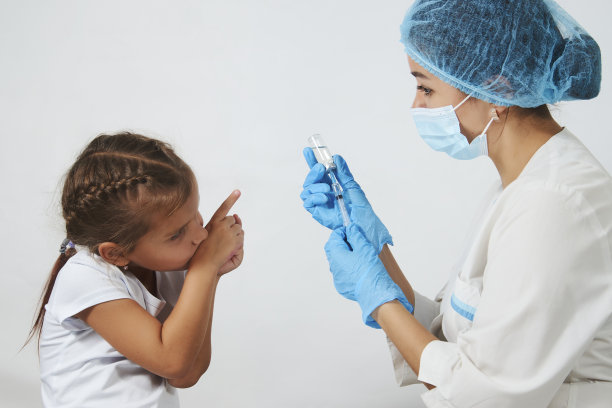 女医生给女孩注射疫苗图片下载