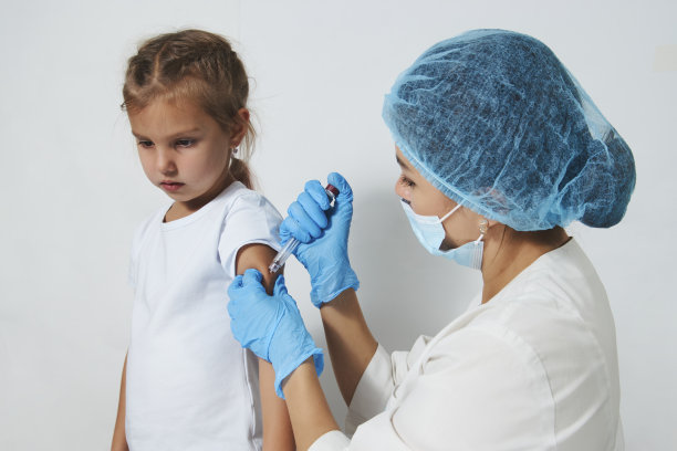 女医生给女孩注射胰岛素图片下载