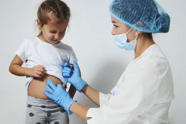 女医生给女孩注射胰岛素图片下载