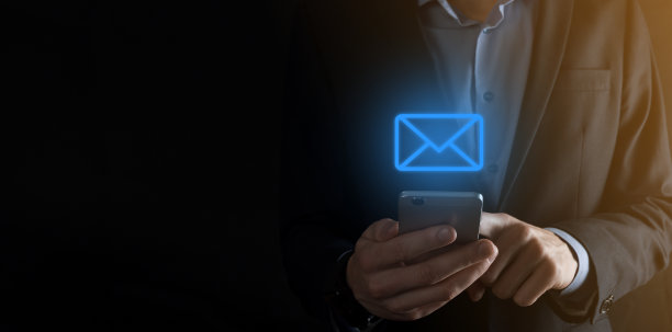 商人手握电子邮件图标，通过通讯电子邮件联系我们，保护您的个人信息从垃圾邮件。客户服务呼叫中心联系我们概念图片下载