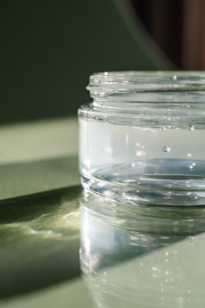 透明凝胶在绿色背景的罐子里。图片下载