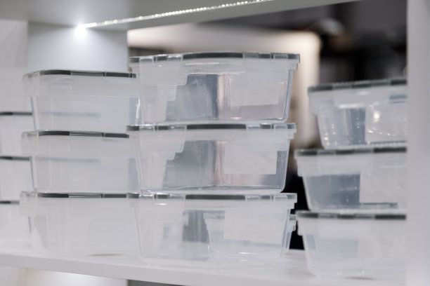 家庭用品储存设备。商店橱窗里出售各种装食品和冷冻食品的容器。塑料制品工业背景图片下载