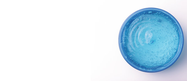 装在白旗背景上的化妆品凝胶。绿色透明凝胶，具有纹理和气泡隔离图片下载