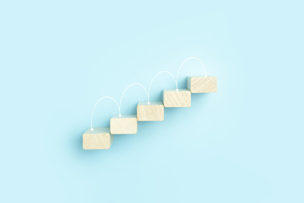 业务增长，发展计划概念和业务分析背景。木制的台阶以蓝色的方块为背景，作为金融和职业的增长，增加货币收入和经济发展。图片下载