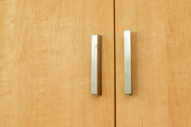 木制双开门，金属把手图片下载