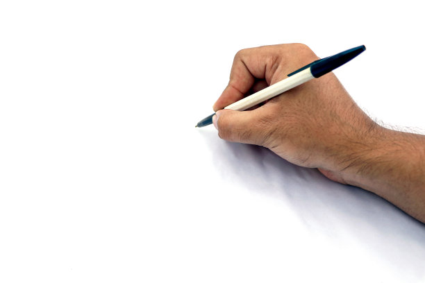 一个男孩的手拿着笔，在隔离在白色背景上的虚拟屏幕上写字图片下载