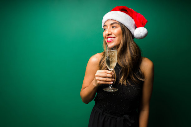 一位年轻女子正在用酒敬酒图片下载