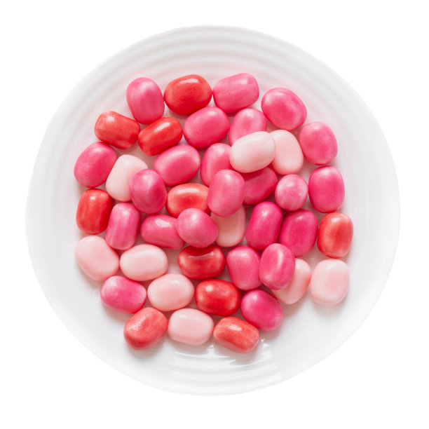 圆形的果胶放在白色背景上孤立的盘子里。前视图。图片下载