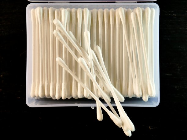 盒子里的一堆棉签图片下载