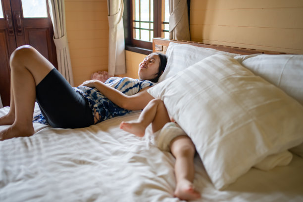 小男孩在床上玩躲猫猫图片下载