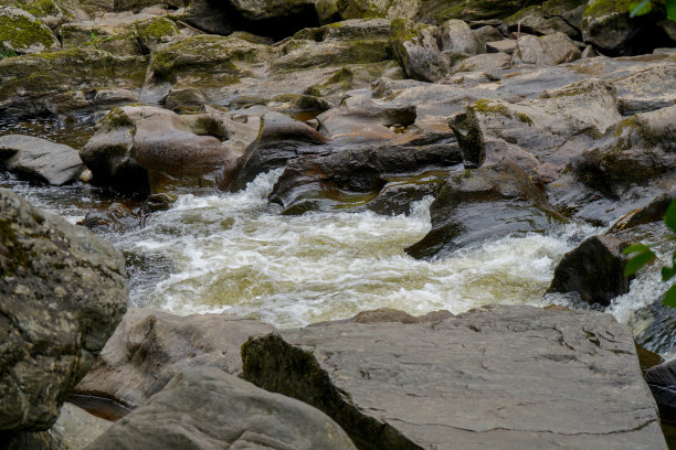 河水从岩石上流过图片下载