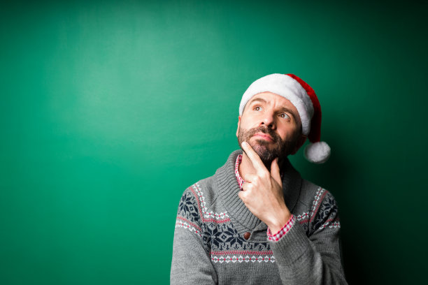 体贴的男人梦想着圣诞礼物图片下载