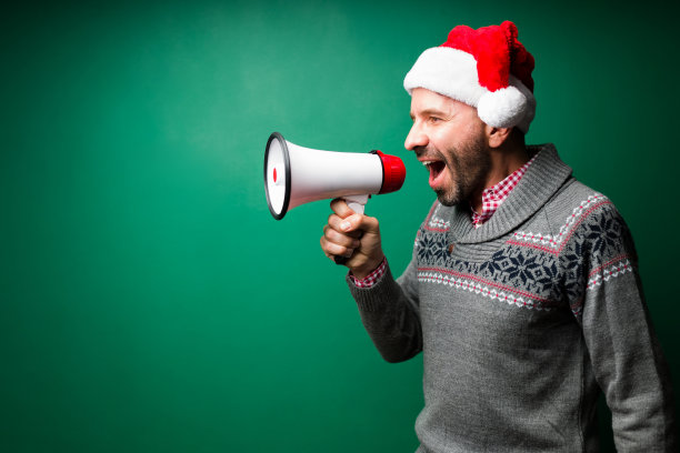 有魅力的男人拿着扩音器大喊大叫图片下载