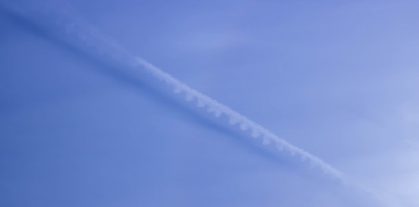 淡紫色的天空带着落日后飞机的一丝痕迹图片下载