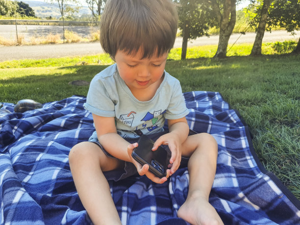 小男孩在玩手机图片下载